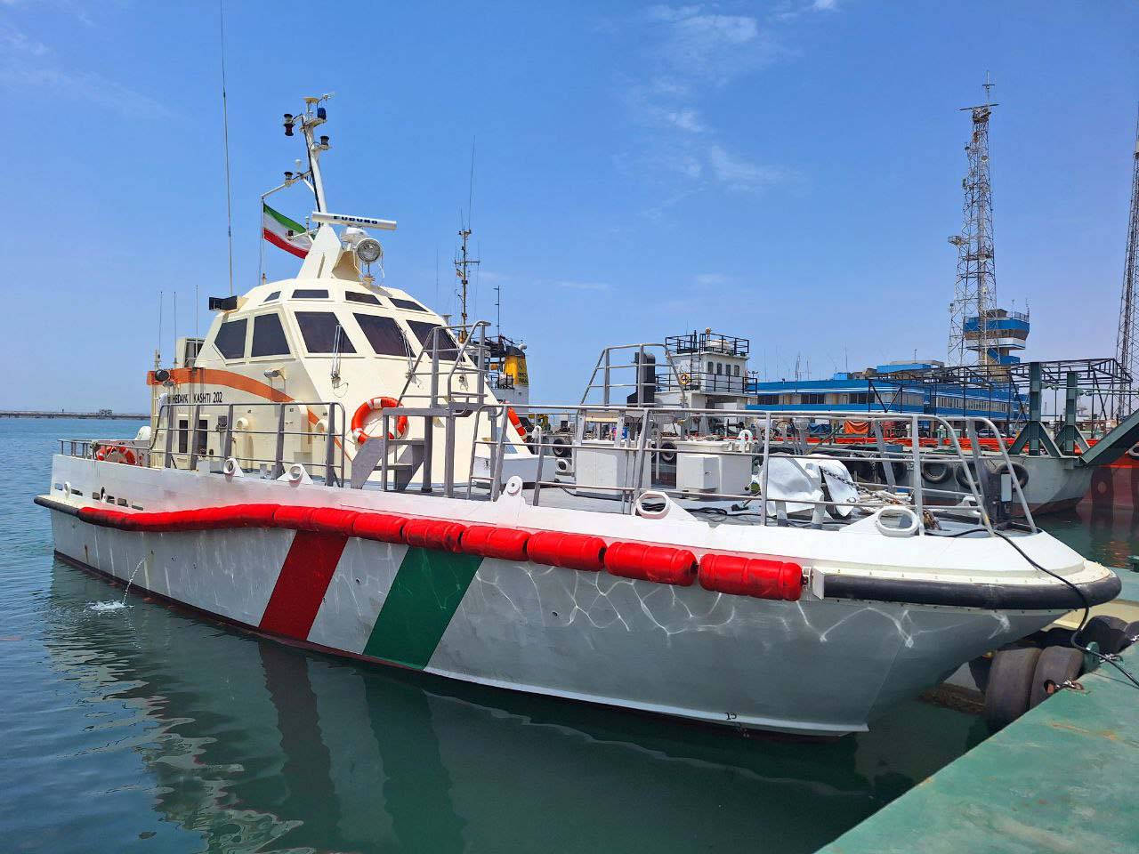 پهلوگیری شناور جدید هدایت کشتی در اسکله شهید رجایی